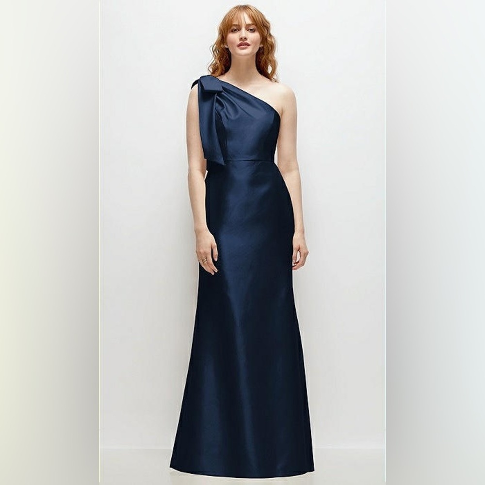 Sophisticated Midnight Blue One-Shoulder Gown